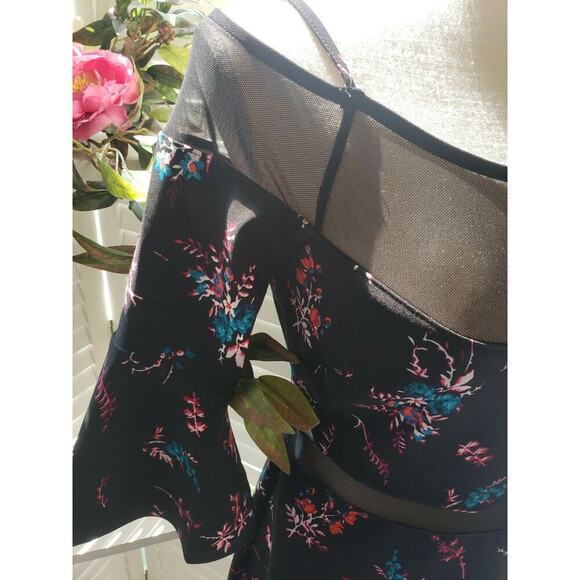 GUESS BLACK FLORAL DRESS WITH SHEER ACCENT SIZE 4 - Picture 4 of 7